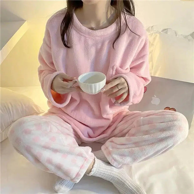 Fleece Pyjama Set – Weiches Oberteil & Kariertes Unterteil