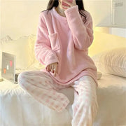 Fleece Pyjama Set – Weiches Oberteil & Kariertes Unterteil